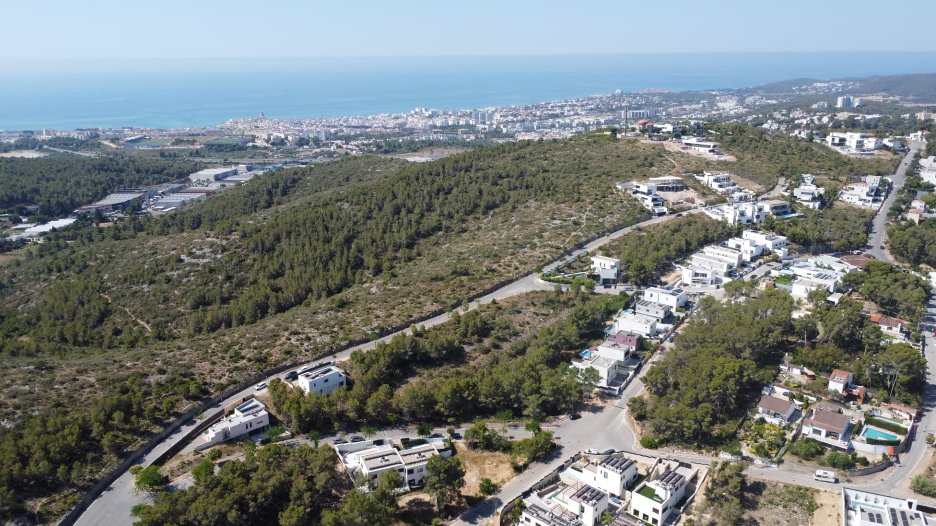 Vista aérea de Mas Alba con el mar al fondo